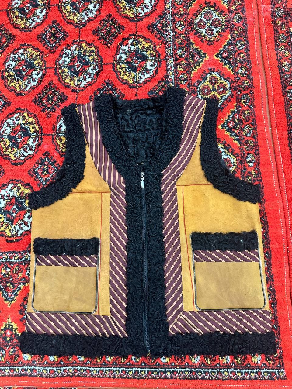 Жилет из каракулевой кожи
