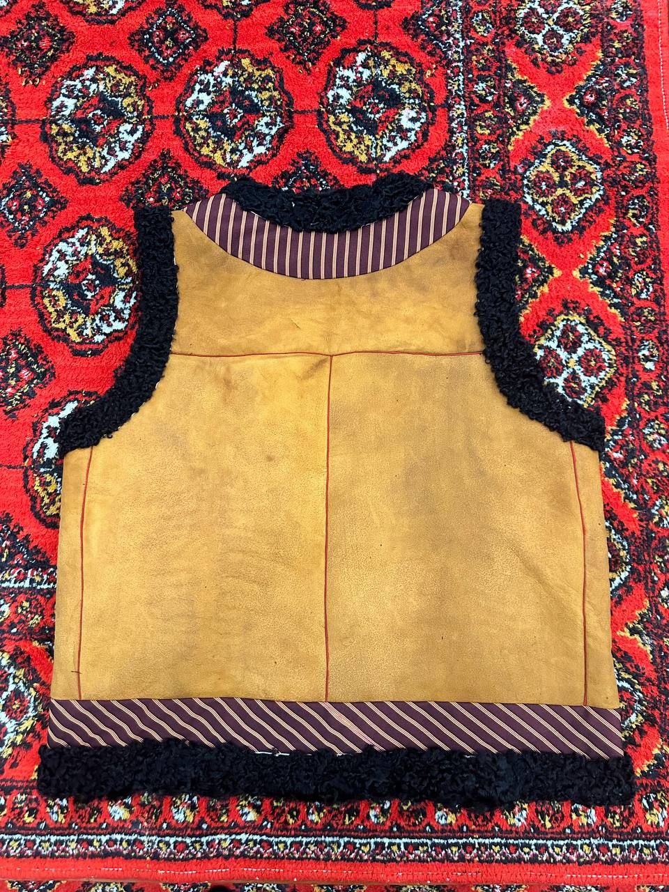 Жилет из каракулевой кожи - Просмотр 2