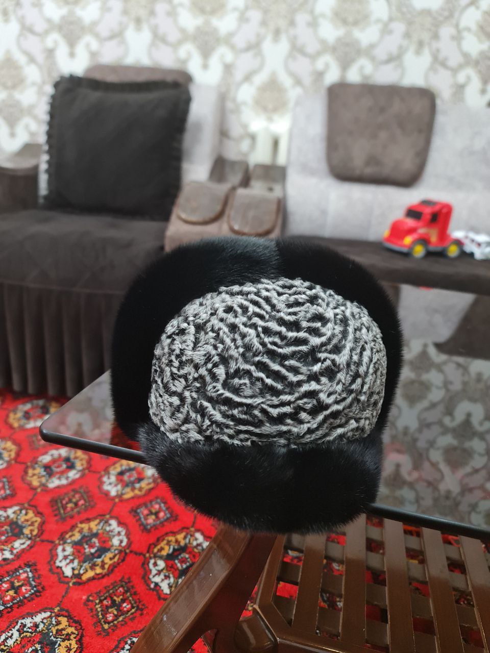 Головной убор из золотисто-серого меха - Просмотр 1